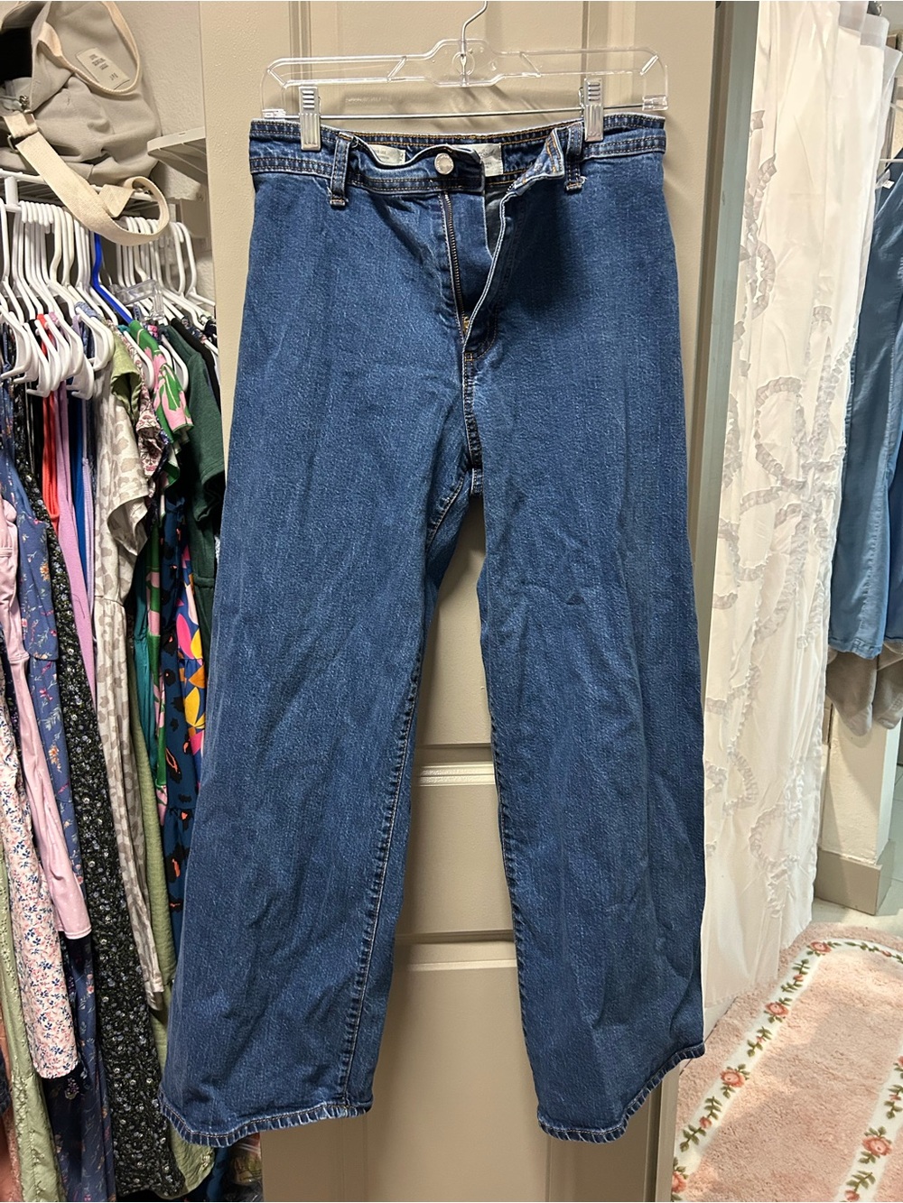 Universal Thread Women's Straight Leg Jeans in Medium Blue